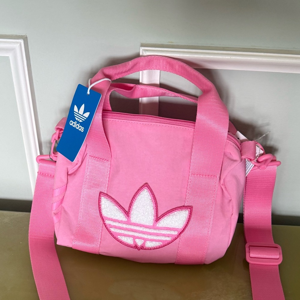 Adidas Trefoil Chenille
Crossbody Bag in Pink/White